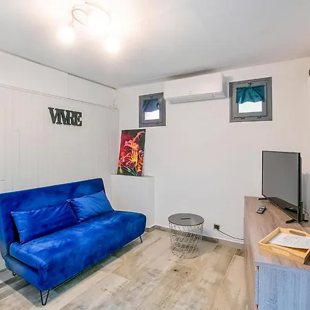 1 Bedroom Beautiful In Pont Darc Appartamento